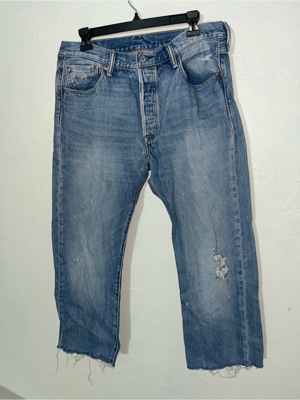 501 Levi’s Ankle Cropped Men’s Size 34 Waist Perfectly Distressed Light Wash